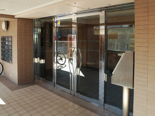 町田市忠生2丁目の中古マンション5階部分のエントランスの写真