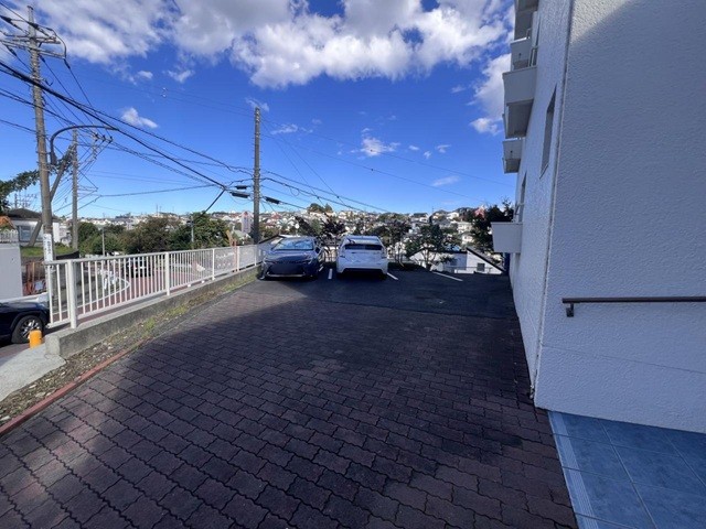 町田市玉川学園1丁目の中古マンション3階部分の駐車場の写真