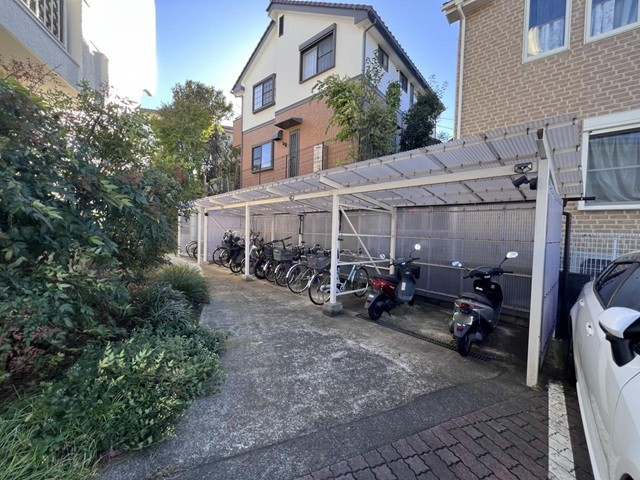 町田市玉川学園1丁目の中古マンション3階部分の駐輪場の写真