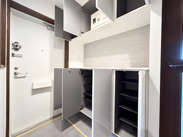 町田市玉川学園5丁目の中古マンション1階部分の玄関の写真