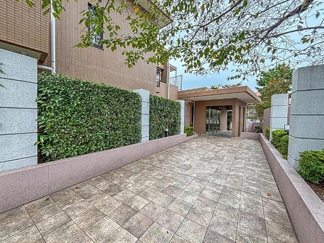 町田市玉川学園5丁目の中古マンション1階部分のエントランスの写真