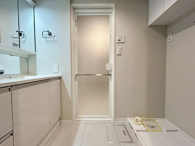 町田市玉川学園5丁目の中古マンション1階部分の洗面化粧台の写真