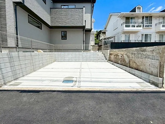 町田市鶴川6丁目の新築戸建ての駐車場の写真