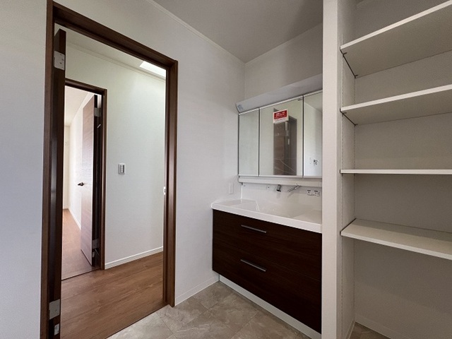 町田市薬師台2丁目の中古戸建ての洗面化粧台1の写真