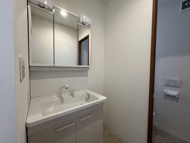 町田市薬師台2丁目の中古戸建ての洗面化粧台2の写真