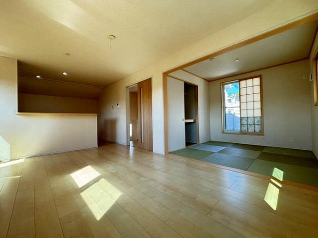 町田市山崎町の中古戸建てのリビングの写真