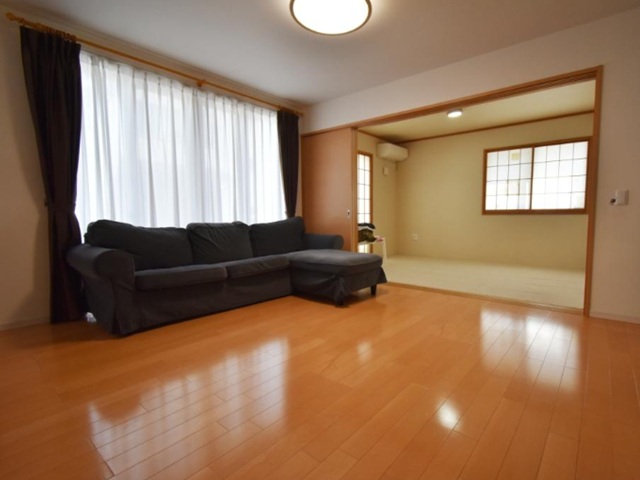 町田市山崎町の中古戸建てのリビングの写真