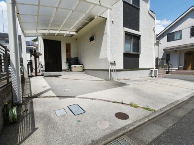 町田市山崎町の中古戸建ての駐車場の写真