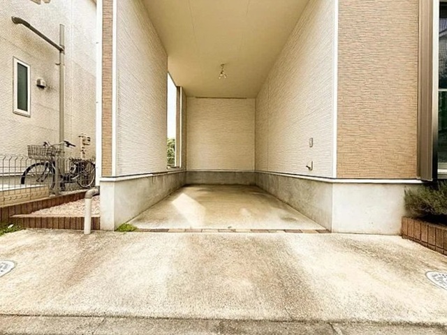 町田市山崎町の中古戸建ての駐車場1の写真