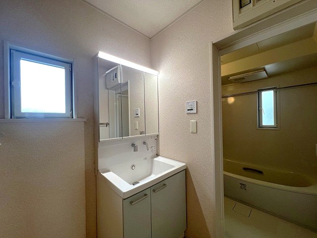 町田市山崎町の中古戸建ての洗面化粧台の写真