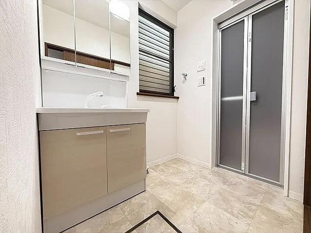 相模原市中央区光が丘3丁目の中古戸建ての洗面化粧台の写真