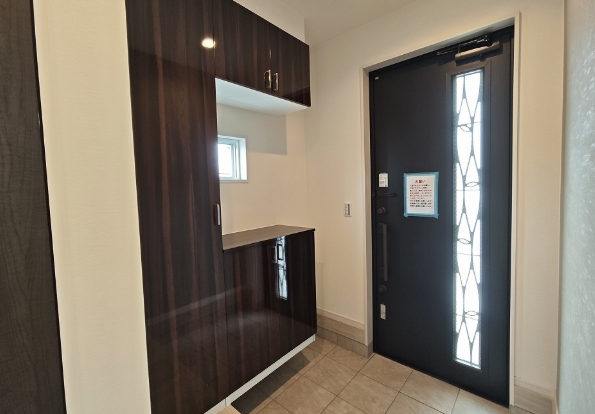 相模原市中央区上溝4丁目の新築戸建て2号棟の玄関の写真