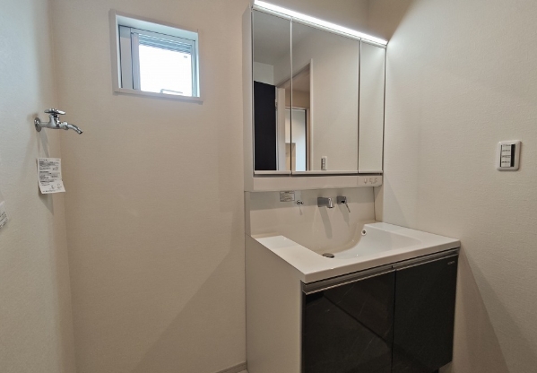 相模原市中央区上溝4丁目の新築戸建て2号棟の洗面化粧台の写真