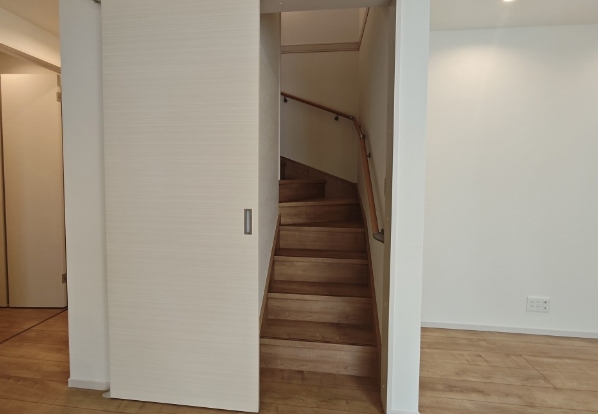 相模原市中央区上溝4丁目の新築戸建て3号棟の階段の写真