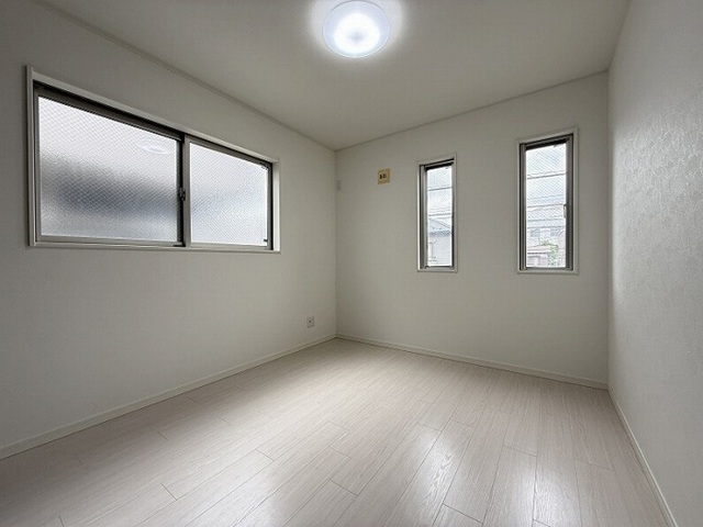 相模原市中央区小山2丁目の中古戸建ての洋室2の写真