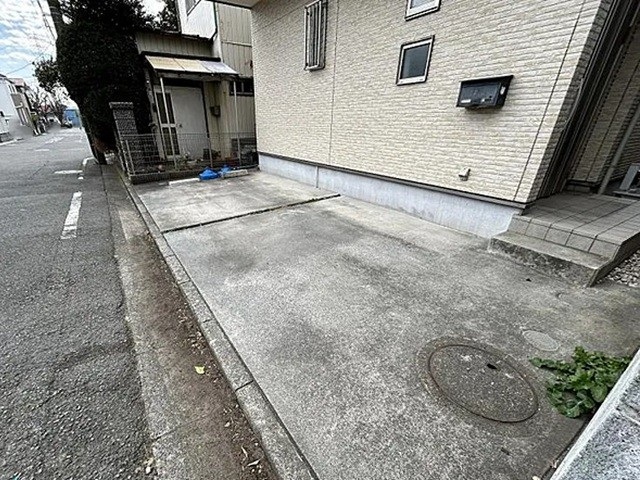 相模原市中央区小山2丁目の中古戸建ての駐車場の写真