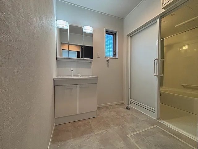 相模原市中央区小山2丁目の中古戸建ての洗面化粧台の写真