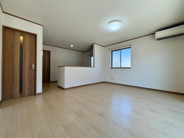 相模原市中央区陽光台4丁目の中古戸建てのリビングの写真