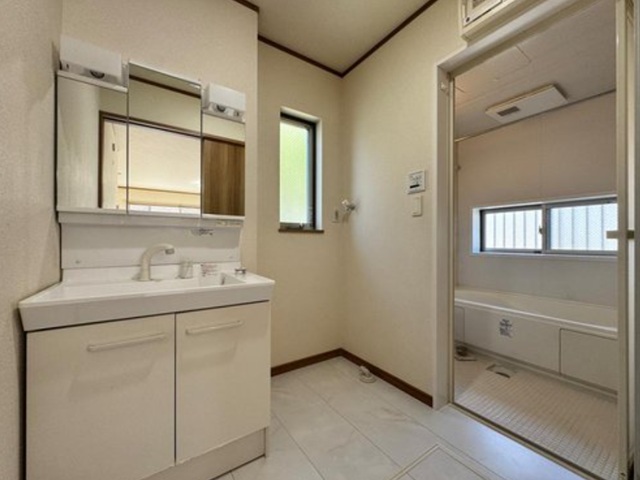 相模原市中央区陽光台4丁目の中古戸建ての洗面化粧台の写真