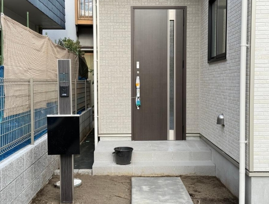 相模原市中央区上溝の新築戸建ての玄関の写真
