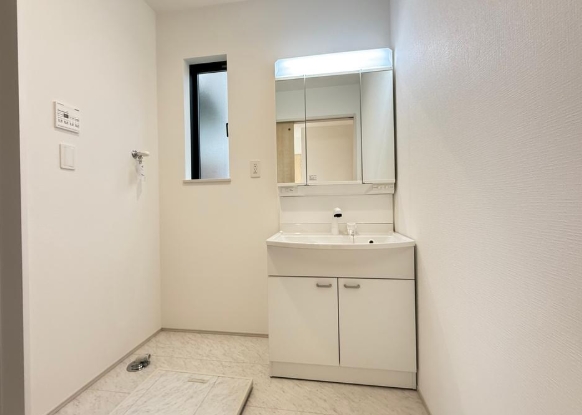 相模原市中央区上溝の新築戸建ての洗面化粧台の写真