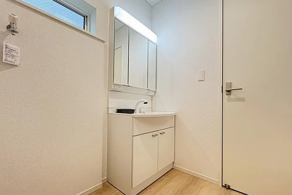 相模原市中央区共和3丁目の新築戸建て5号棟の洗面化粧台の写真