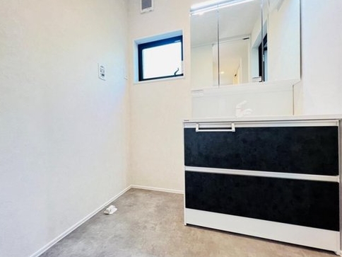 相模原市中央区陽光台4丁目の新築戸建ての洗面化粧台の写真