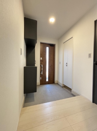 相模原市緑区大島の新築戸建ての玄関の写真