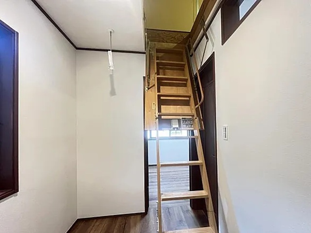 相模原市緑区大山町の中古戸建ての小屋裏収納の写真