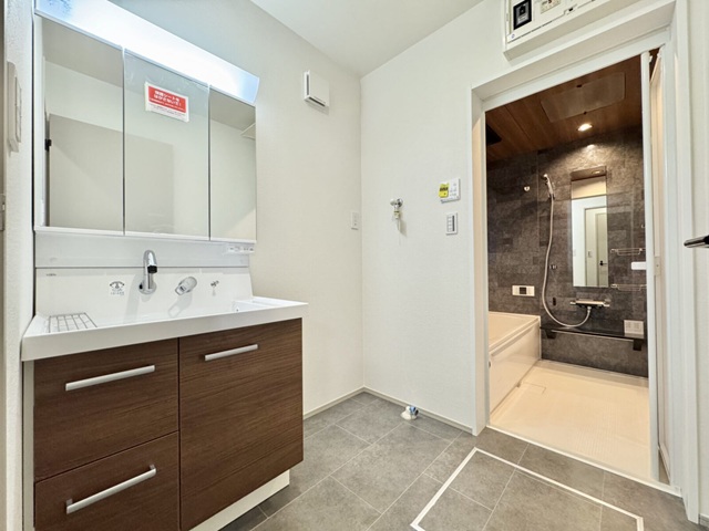 相模原市緑区大山町の中古戸建ての洗面化粧台の写真