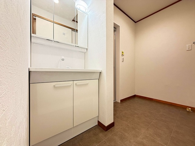 相模原市緑区若葉台3丁目の中古戸建ての洗面化粧台の写真