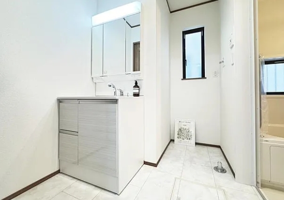 相模原市南区麻溝台8丁目の新築戸建ての洗面化粧台の写真