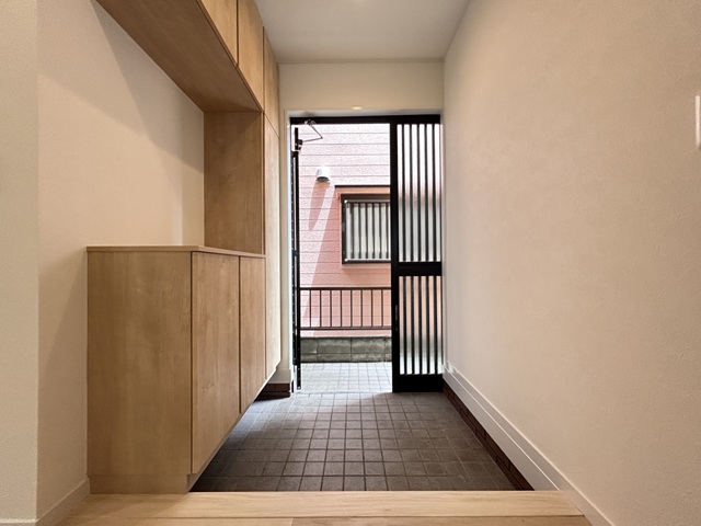 相模原市南区東大沼1丁目の中古戸建ての玄関の写真