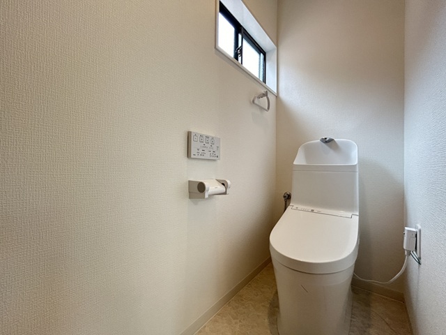 相模原市南区東大沼1丁目の中古戸建てのトイレの写真
