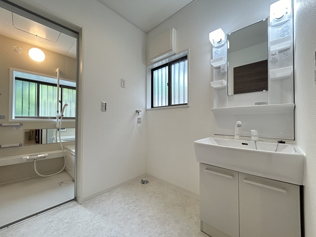 相模原市南区東大沼1丁目の中古戸建ての洗面化粧台の写真