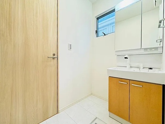 相模原市南区上鶴間2丁目の中古戸建ての洗面化粧台の写真