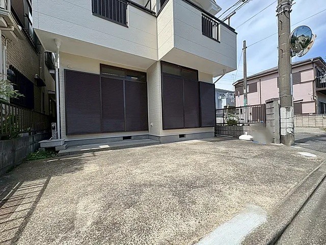 相模原市南区御園4丁目の中古戸建ての駐車場の写真