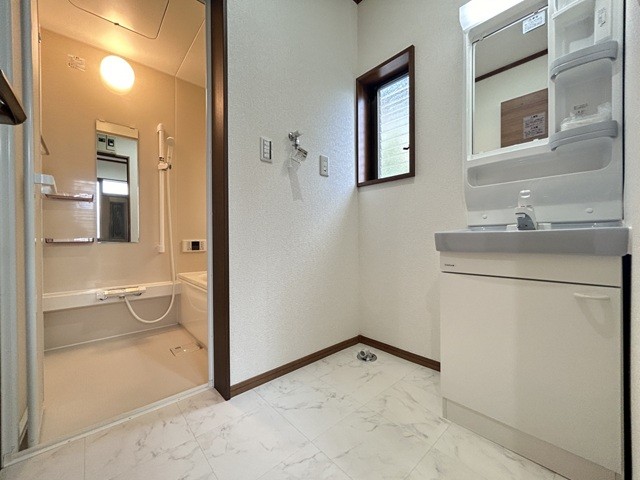 相模原市南区御園4丁目の中古戸建ての洗面化粧台の写真