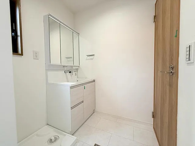 相模原市南区西大沼5丁目の中古戸建ての洗面化粧台の写真