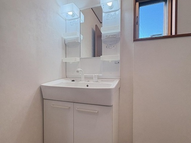 相模原市南区下溝の中古戸建ての洗面化粧台の写真