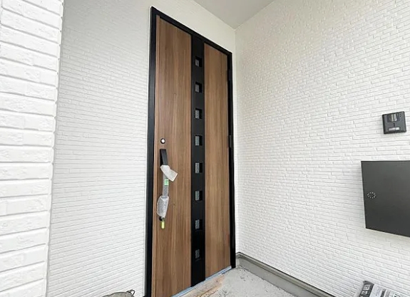 相模原市南区相南2丁目の新築戸建ての玄関の写真