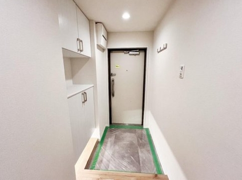 八王子市初沢町の中古マンションの玄関の写真