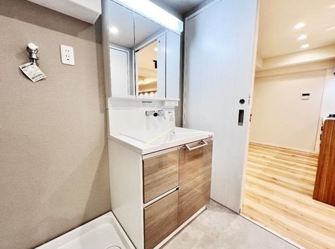 八王子市初沢町の中古マンションの洗面化粧台の写真