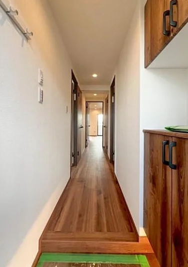 八王子市堀之内2丁目の中古マンションの廊下の写真