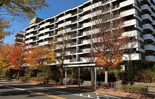 八王子市鹿島の中古マンションの外観の写真