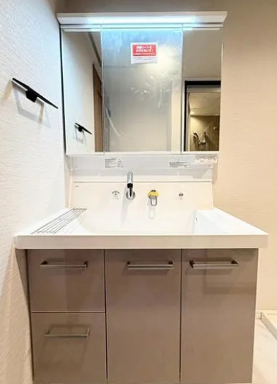 八王子市鹿島の中古マンションの洗面化粧台の写真