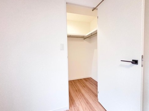 八王子市明神町1丁目の中古マンションのウォークインクローゼットの写真