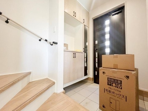 八王子市西寺方町の新築戸建ての玄関