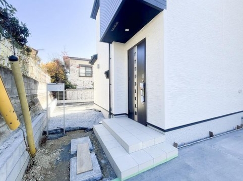 八王子市西寺方町の新築戸建ての玄関