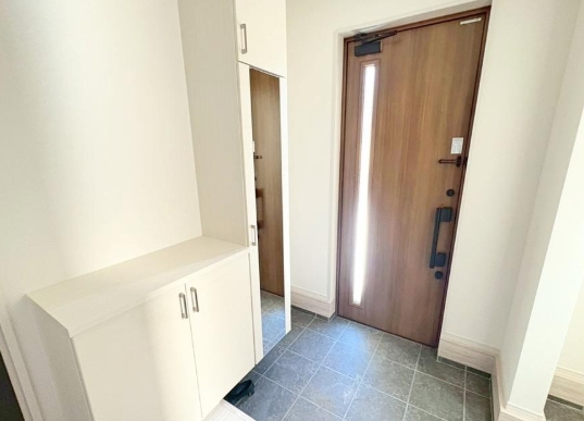 八王子市散田町5丁目の新築戸建ての玄関